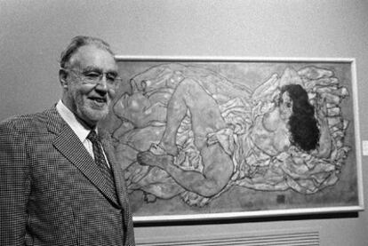 Leopold, junto a una obra de Schiele, en Barcelona, en 1998.