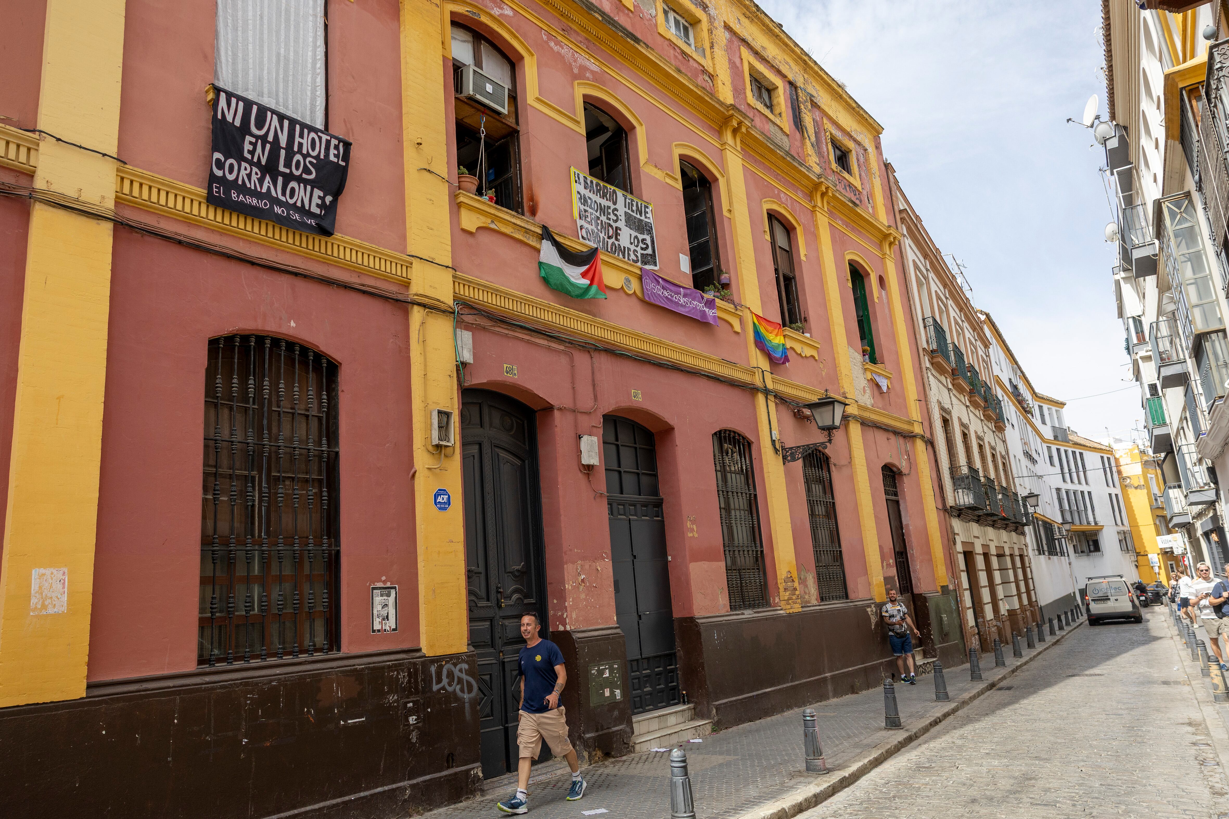 Fachada del edificio de los corralones de la calle Castellar en el centro de Sevilla.