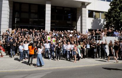 Los sindicatos CSI-CSIF, CCOO y UGT realizaron concentraciones de 10 minutos en Toledo a las puertas de los centros de trabajo para protestar contra las medidas del Gobierno central