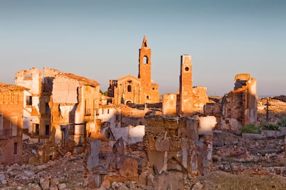 Ruinas de Belchite (Zaragoza). Justo al lado del nuevo Belchite (1.530 habitantes) está el Pueblo Viejo (0 habitantes), que fue devastado durante la Guerra Civil y cuyas ruinas Franco quiso conservar (“en el prestigio intacto de su dolor”) para loa de los suyos, que lo defendieron numantinamente, y para oprobio de los otros, que cargaron con todos los muertos: 5.000 de ambos bandos. Antes se recorría libremente, pero desde 2007 está vallado y solo se visita con guía y reserva previa (en la web belchite.es): por la mañana, para examinar los huesos mudéjares de Belchite a plena luz del día; o por la noche, para ver fantasmas y oír psicofonías.