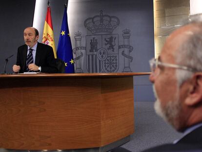 El vicepresidente primero, Alfredo Pérez Rubalcaba, ante Pere Navarro, director de la DGT, ayer tras el Consejo de Ministros.