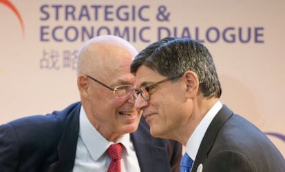 El secretario del Tesoro, Jack Lew (a la derecha), con su antecesor Henry Paulson, el pasado d&iacute;a 23. 