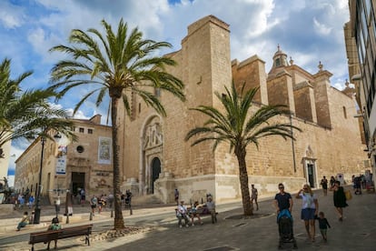 La iglesia del Carmen, junto al Mercado del Claustro de Mahón, en Menorca. 
