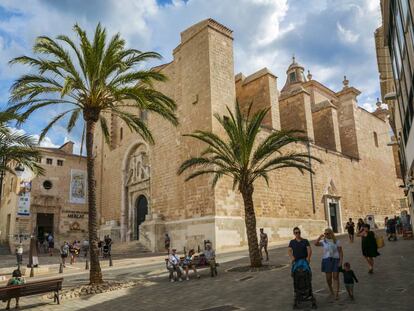 La iglesia del Carmen, junto al Mercado del Claustro de Mahón, en Menorca. 