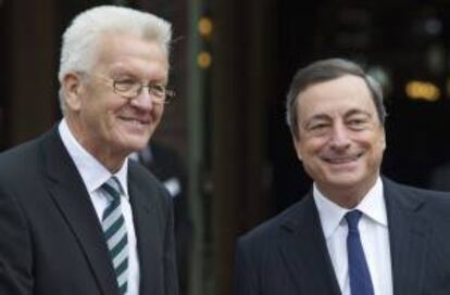 El primer ministro del estado federado de Baden-Württenberg (suroeste de Alemania), Winfried Kretschmann (i), con el presidente del BCE Mario Draghi. EFE/Archivo