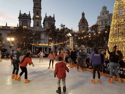 Niños tutelados por la Generalitat Valenciana patinan este martes en la plaza del Ayuntamiento de Valencia.