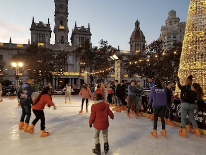 Niños tutelados por la Generalitat Valenciana patinan este martes en la plaza del Ayuntamiento de Valencia.