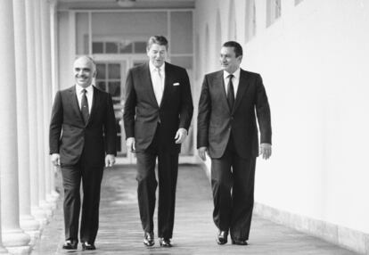 AEl presidente Ronald Reagan, flanqueado por el Rey Hussein de Jordania y el presidente egipcio Hosni Mubarak, camina hacia el comedor de la Casa Blanca donde se celebra una comida conjunta el 14 de febrero de 1984.