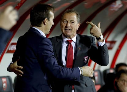 Los entrenadores de las selecciones de España, Julen Lopetegui y Albania, Gianni De Biasi, se saludan al inicio del partido.