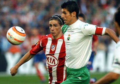 El delantero del Atlético de Madrid, Fernando Torres (izda), y el defensa del Racing de Santander, José Moratón (dcha), luchan por el balón durante el encuentro correspondiente a la octava jornada de la Liga, el 23 de octubre de 2005.