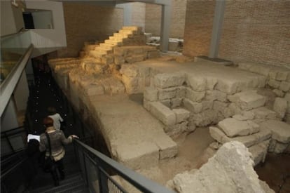 Una pasarela sobrevuela las estructuras internas del teatro romano.