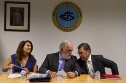 El ministro de Agricultura y Pesca, Miguel Arias Cañete (c), junto al secretario general de Pesca, Carlos Domínguez, y la delegada del Gobierno de Andalucía, Carmen Crespo, durante el encuentro que ha mantenido hoy en Barbate (Cádiz) con representantes del sector pesquero.