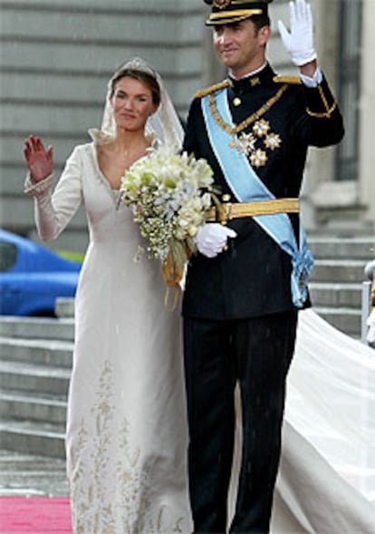 En la imagen, los novios a la salida de la catedral de La Almudena.