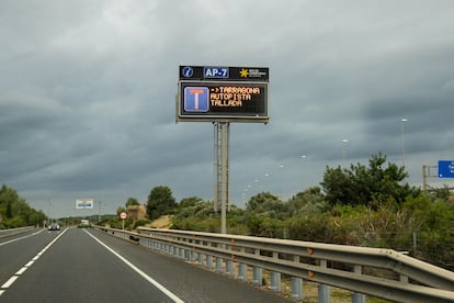 Imagen de la autopista AP-7 cortada, en una imagen de archivo.
Controles en las carreteras, calles vacías, universidades y escuelas cerradas, y centros comerciales cerrados son los efectos de la llegada de la nueva DANA a la zona de Tarragona, donde desde las 6 de la mañana la Generalitat ha restringido la movilidad en la región.
News-Cronaca-Tarragona,Spain
Wednesday, November, 13, 2024 (Photo by Eric Renom/LaPresse)