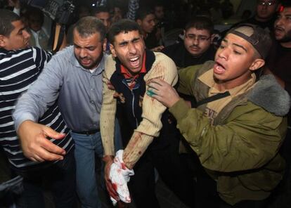 Un herido palestino es trasladado después del ataque ocurrido este sábado en la franja de Gaza.