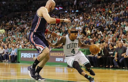 Isaiah Thomas tenta driblar Gortat.