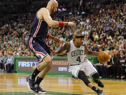 Isaiah Thomas trata de sortear a Gortat.