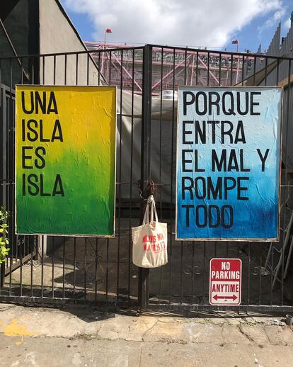 Algunos de los carteles que Ronaldy Navarro pinta cada domingo, en marzo de 2024, en Nueva York.