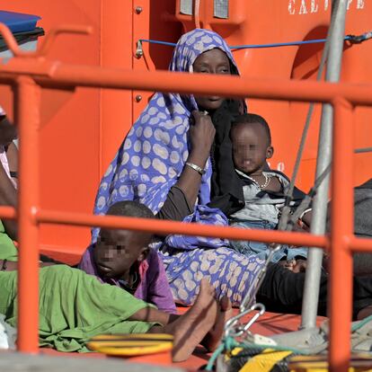 GRAFCAN3990. LA RESTINGA (EL HIERRO), 18/09/2024.- Varios migrantes a bordo de un buque de Salvamento Marítimo llegan este miércoles a El Hierro tras el rescate de un cayuco con 57 inmigrantes a bordo, entre ellos tres mujeres y cuatro menores. EFE/Gelmert Finol