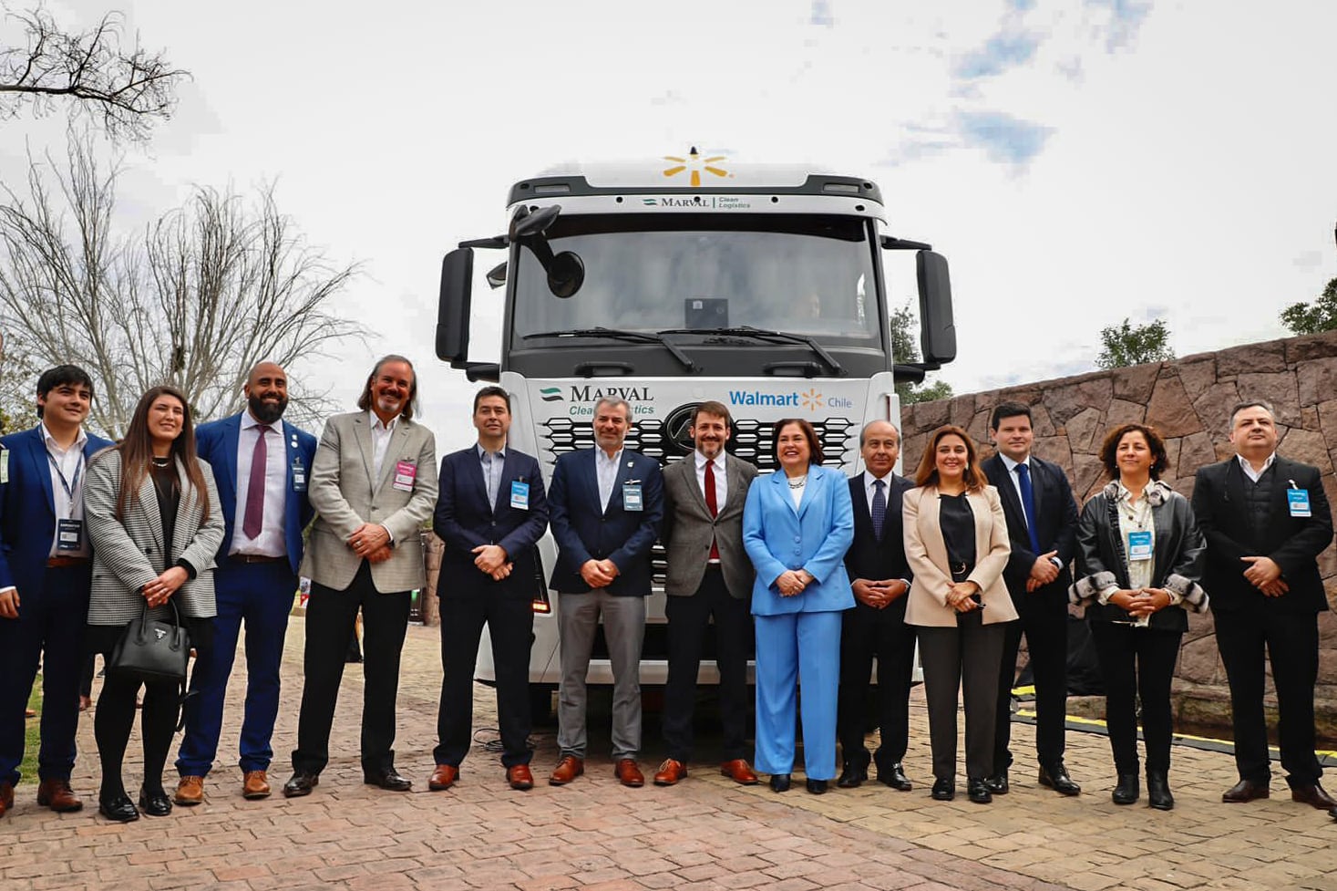 Autoridades participan en la presentación de camión impulsado por hidrógeno verde.