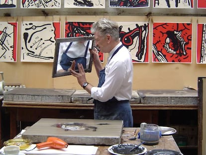 David Lynch, trabajando con sus litografías sobre Fellini. 