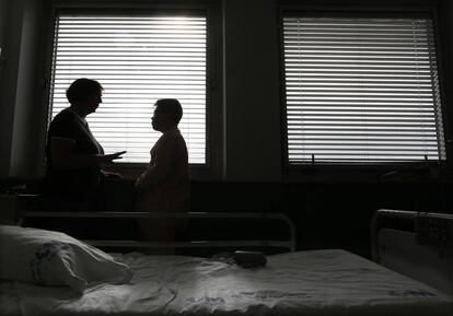 Laura Garces junto a su hijo, Carlos, en el hospital 12 de Octubre.