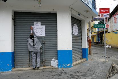 Una persona cuelga un papel en el que se lee "El Congreso es él", en referencia al expresidente peruano Pedro Castillo, en Andahuaylas, Perú, el pasado 13 de diciembre.