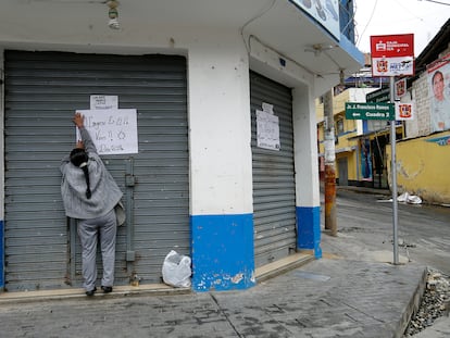 Una persona cuelga un papel en el que se lee "El Congreso es él", en referencia al expresidente peruano Pedro Castillo, en Andahuaylas, Perú, el pasado 13 de diciembre.