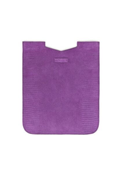 Funda sobre para iPad de piel con acabado se serpiente y color violeta. De Uterqüe. Precio: 39, 95 euros