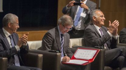 El enviado especial de la ONU, Bernardino León (centro), firma el documento.