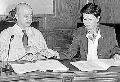 Odón Elorza y María San Gil, al firmar el acuerdo de gobierno municipal, en octubre de 1999.