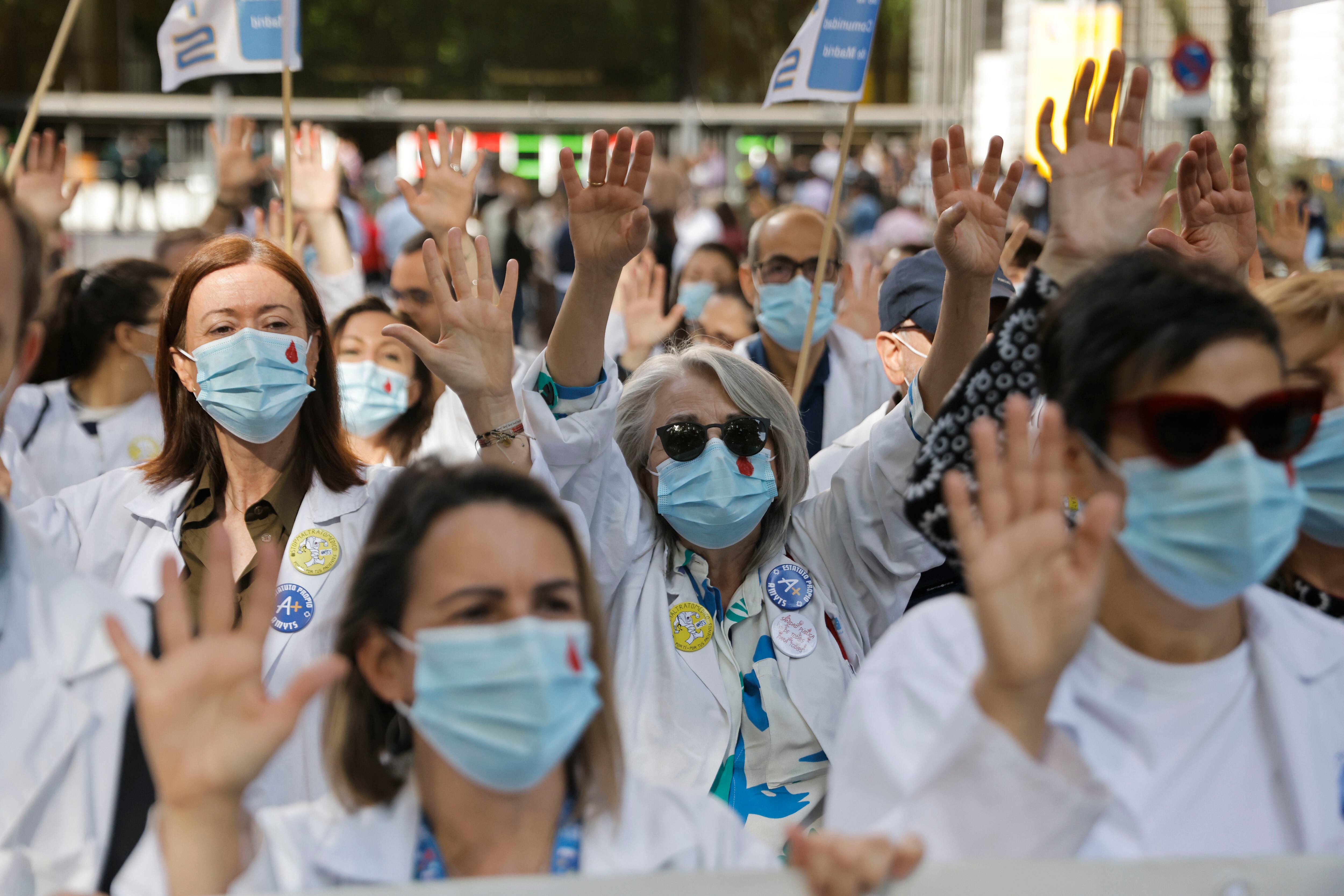 Especialistas de 14 hospitales públicos madrileños dejarán de hacer horas extra a partir de junio en protesta por sus condiciones laborales