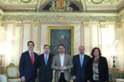 Francisco Morcillo (B3-Gestión), Santiago Lafuente (Aqualia), Pedro Arahuetes (alcalde de Segovia), Jesús López (Indra) y María Teresa de Ugarte (Enefi) en una sala del consistorio castellano.