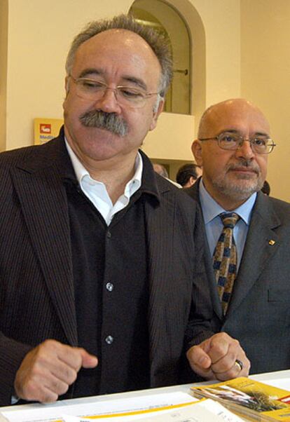 El líder de Esquerra, Josep Lluís Carod, junto al consejero de Comercio, Josep Huguet, ayer en Manresa.