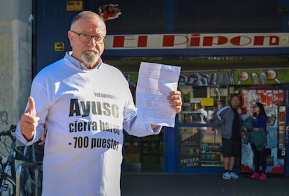 Marcelo García, propietario de 'El Pipón', luego de aplzar el desalojo de su local en la estación del Metro de Aluche, el 27 de septiembre de 2023.