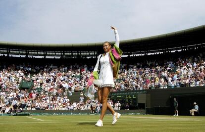 La tenista rusa María Sharapova, cinco veces ganadora de un título individual del Grand Slam, se retira del tenis profesional. En la imagen, Sharapova celebra la victoria en la cuarta ronda del torneo de Wimbledon, el 27 de junio de 2005.