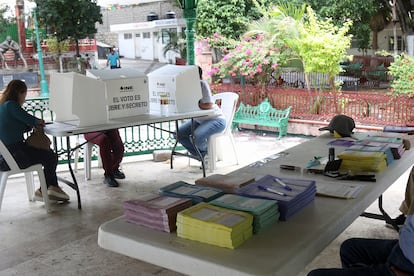 Pessoas votam nas eleições judiciais em 1º de junho, em Chilpancingo, México.