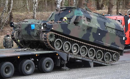 Soldados alemanes trasladan un tanque durante unos ejercicios el 12 de febrero, en Bergen Hohne.