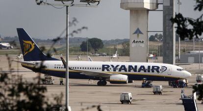 Un avi&oacute;n de Ryanair en el aeropuerto de Girona