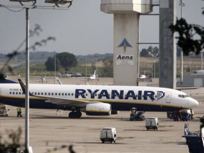 Un avi&oacute;n de Ryanair en el aeropuerto de Girona