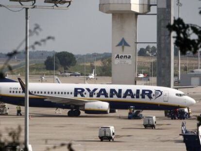 Un avión de Ryanair en el aeropuerto de Girona