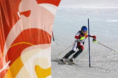 El austriaco Benjamin Raich esquía hacia la medalla de oro en la prueba de eslalon.