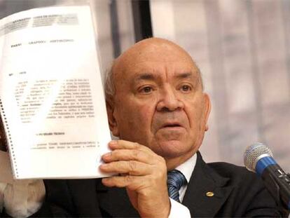 Severino Cavalcanti muestra un documento sobre la polémica parlamentaria durante una conferencia en Brasilia.