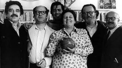 Foto histórica de autores latinoamericanos: Desde la izquierda, Gabriel García Márquez, Jorge Edwards, Mario Vargas Llosa, José Donoso y Ricardo Muñoz Suay, junto a Carmen Balcells, en Barcelona en 1974.