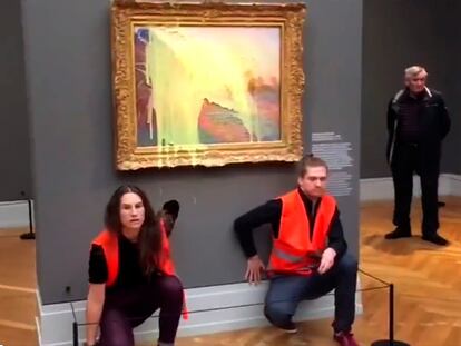 Activistas lanzan puré de patata contra un cuadro de la serie 'Los Pajares' del pintor francés Claude Monet.
