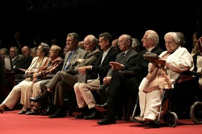 Balcells fue reconocida en 2006 con la Cruz de San Jorge, una distinción anual que otorga la Generalitat de Cataluña a aquellas personas y entidades sociales que por sus méritos, hayan prestado servicios destacados a la región.