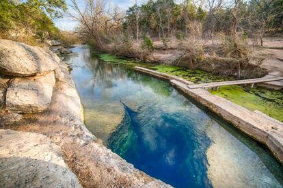 En los sofocantes veranos de Texas es difícil resistirse a un chapuzón en Jacob’s Well, un manantial kárstico de tres metros de ancho y más de 40 metros de hondo que se abre como un agujero negro en el desierto del condado de Hays, a una hora en coche de Austin. Más información: <a href="http://www.co.hays.tx.us/" target="_blank">www.co.hays.tx.us</a>