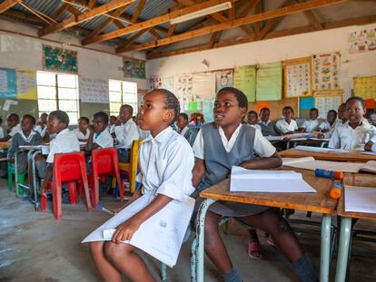 Niños en una escuela de primaria en Sudáfrica.