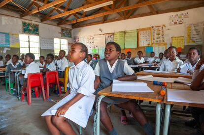 Niños en una escuela de primaria en Sudáfrica.