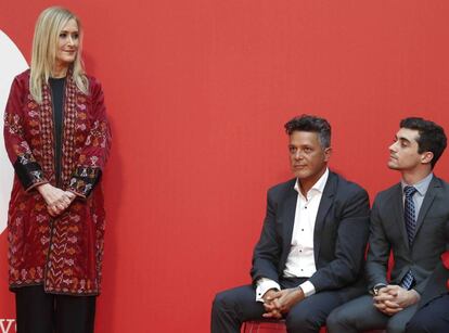 Alejandro Sanz y Javier Fernández recogen la Medalla de Oro de la Comunidad.